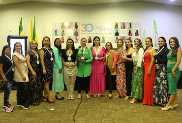 graduacion de mujeres en diplomado de lideazgo