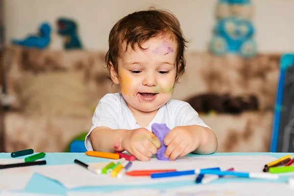 nino-esculpe-partir-de-masa-para-modelar-figuras