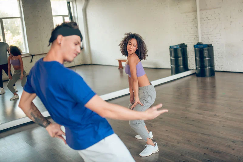 pareja bailando curso instituto comfenalco
