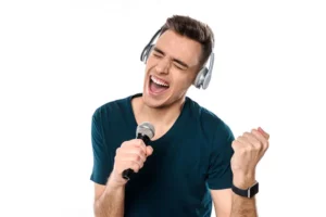 joven cantando curso instiruro comfenalco