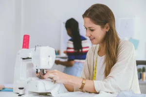 mujer en curso de confeccion instiruro comfenalco