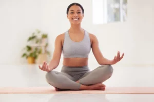 mujer en cursos de yoga instituto tecnico