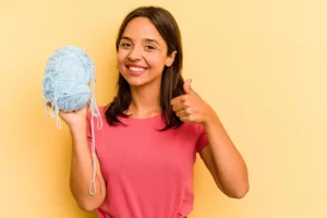 mujer joven cusro manualidades comfenalco
