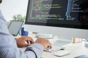 Técnico labora en manejo de herramientas para codificación de sostware
